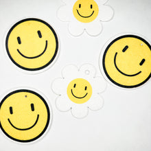 Load image into Gallery viewer, Smiley & Daisy Cellulose Pop-Up Sponges – Cute Plastic-Free Cleaning Essentials